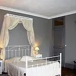 Chateau Le Breil Bed & Breakfast