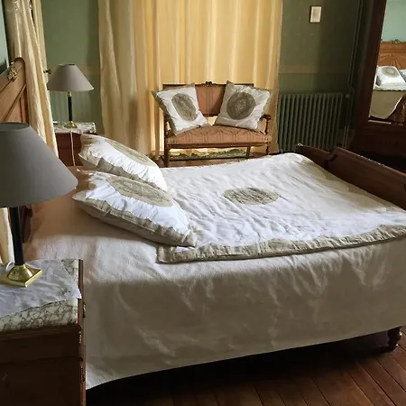 Chateau Le Breil Bed & Breakfast