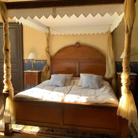 Couette-café Château Le Breil 2*